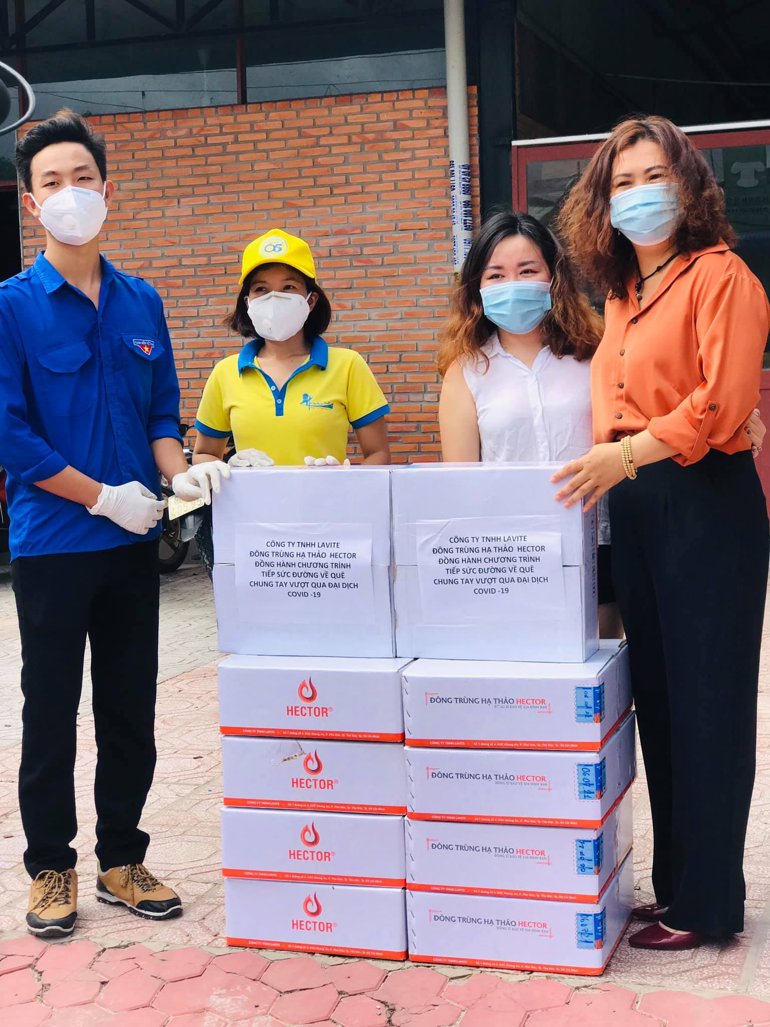 Đại diện công ty TNHH Lavite chị Lương Tường Vy gởi tặng 1000 chai Hector Sâm cho chương trình