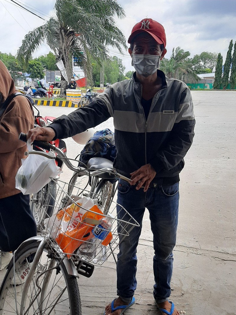 Người thanh niên về quê bằng xe đạp ghé lấy hộp cơm nghĩa tình của nhóm chị Nguyễn Thị Hoa